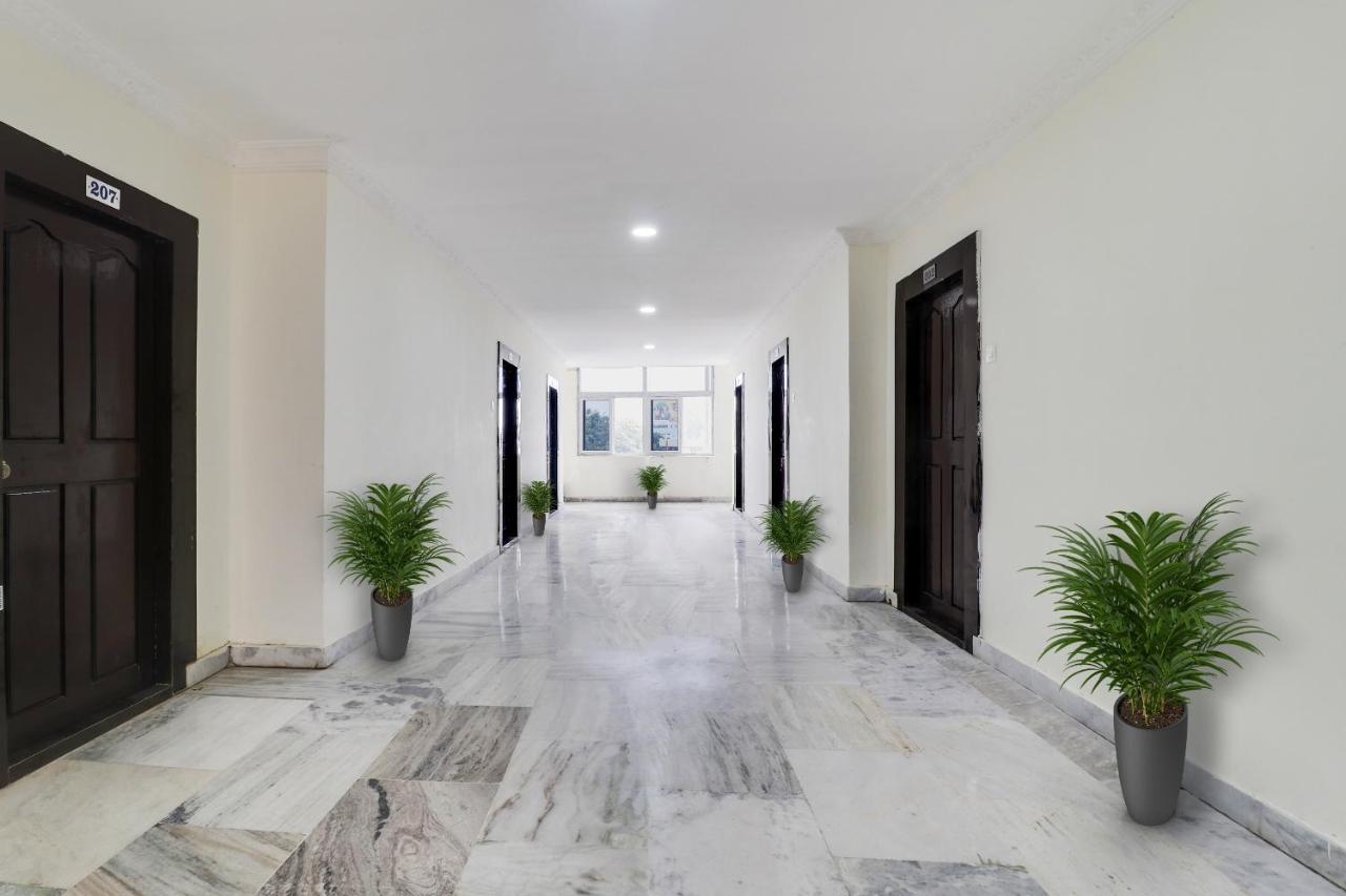 Отель Oyo Dharani Grand Khammam Экстерьер фото