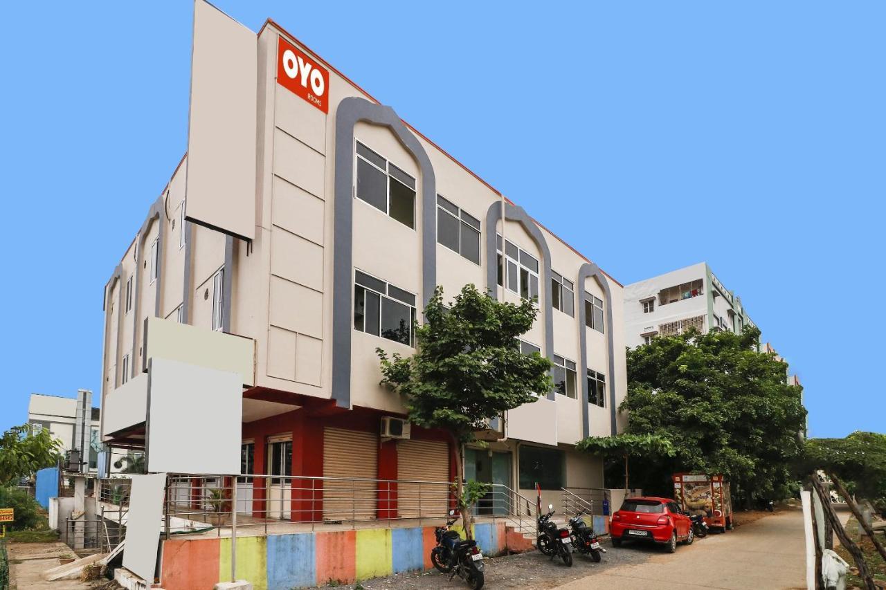 Отель Oyo Dharani Grand Khammam Экстерьер фото